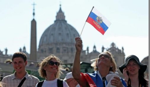 Russians wait at Saint Peter Square prior the arrival of Russian President Vladimir Putin for a private audience with Pope Francis, Vatican City, 10 June 2015. ANSA/ALESSANDRO DI MEO