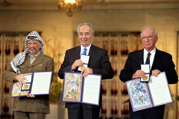 I vincitori del premio Nobel per la Pace nel 1994 da sinistra verso destra): Yasser Arafat, Simon Peres, Yitzhak Rabin.