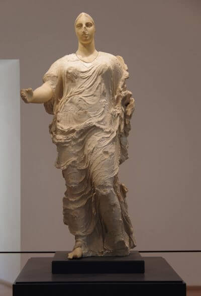 La Dea di Morgantina, nota al pubblico americano come "Venere di Malibu", quando si trovava al Getty Museum di Los Angeles.