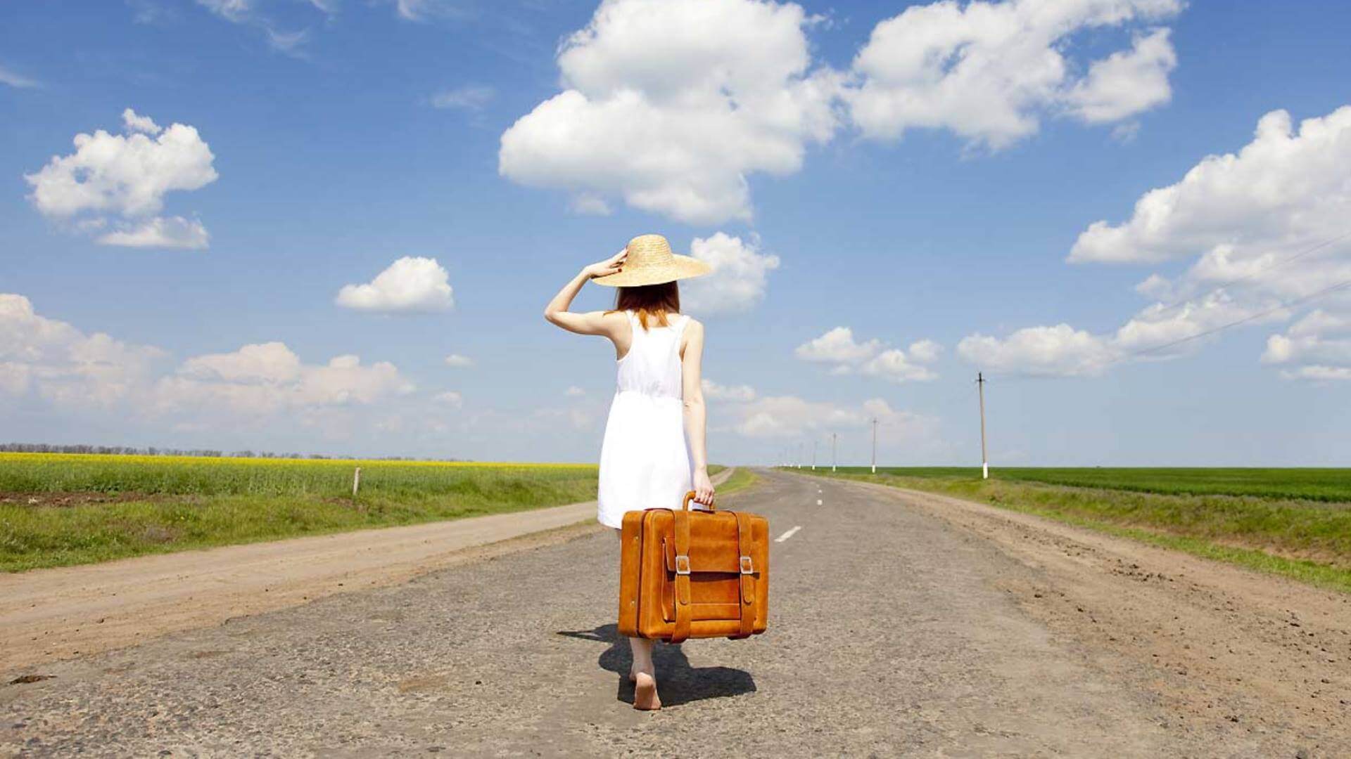 Путешествия смех. Девушка с чемоданом на дороге. Чемодан для путешествий. Чемодан путешественника. Чнлоекв с чемоданом.